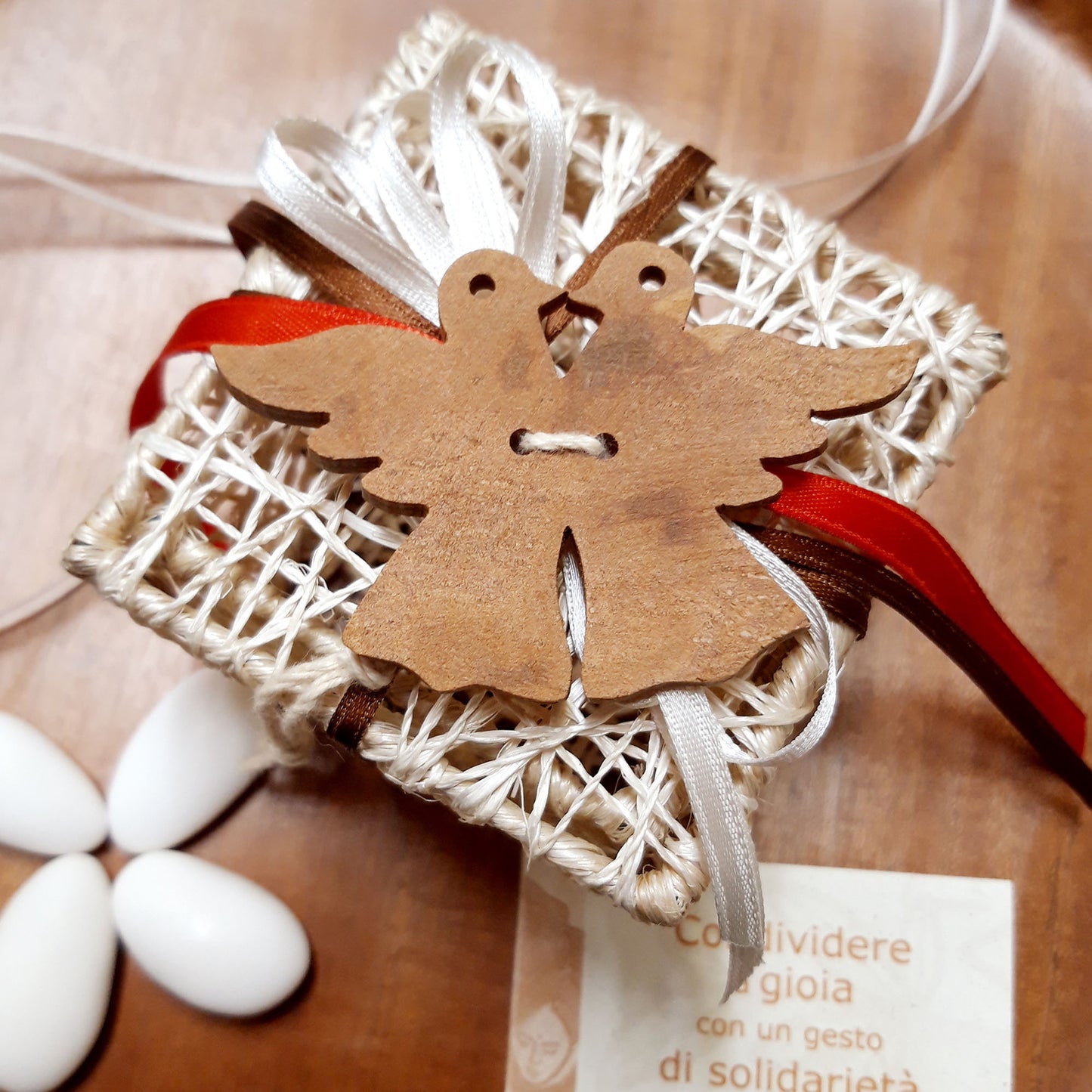 BOMBONIERA SOLIDALE SCATOLINA CON COLOMBINE IN LEGNO DI CANNELLA | COD. D24