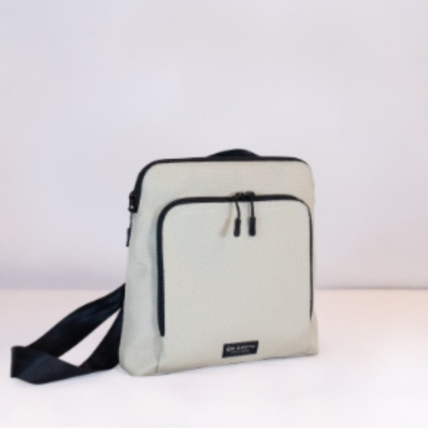 Borsa Fargo in RPET color safari OnEarth con tasche multiple e tracolla regolabile. In materiale riciclato, pratica e sostenibile