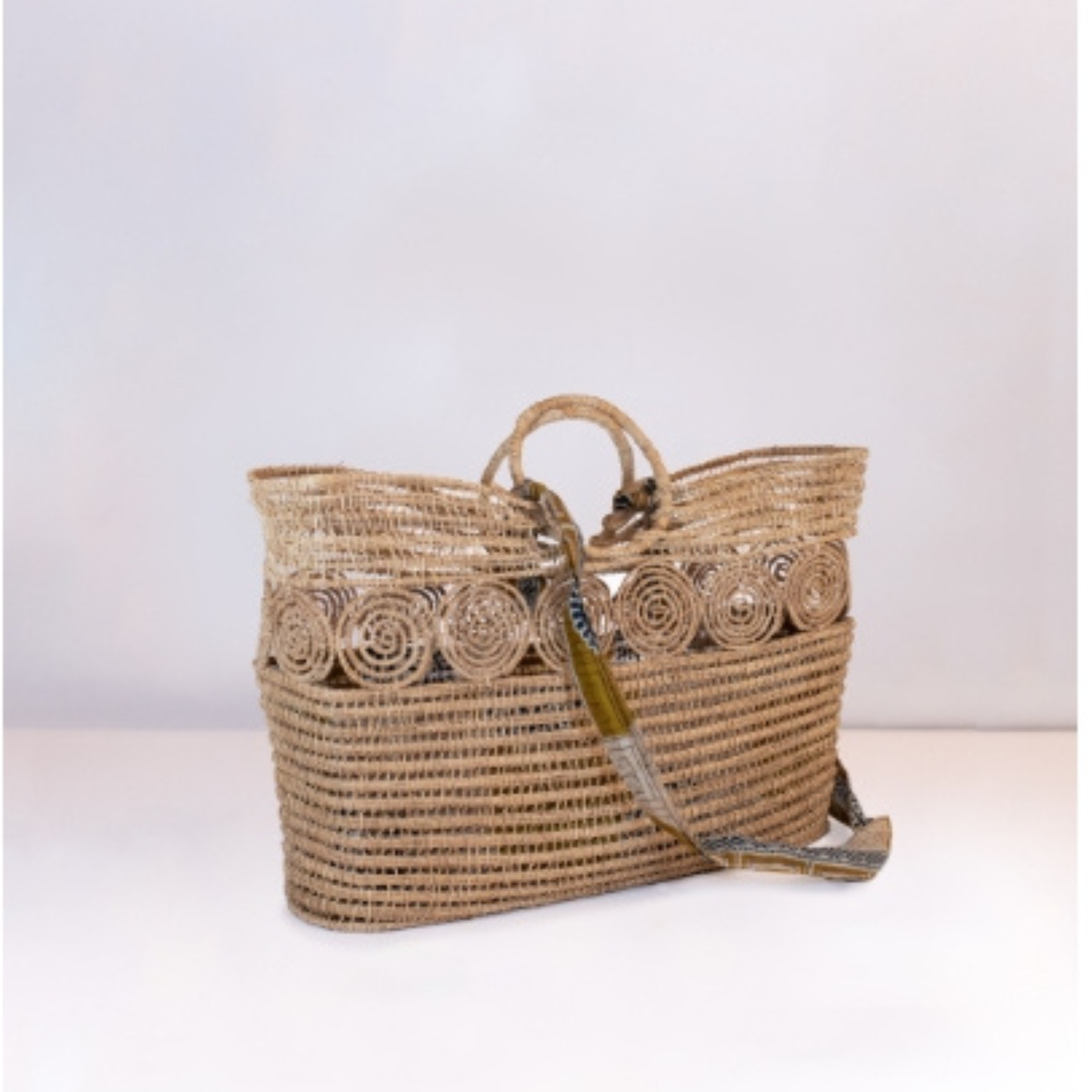 Borsa Adalia in foglie di palma intrecciate. Collezione OnEarth Equomercato