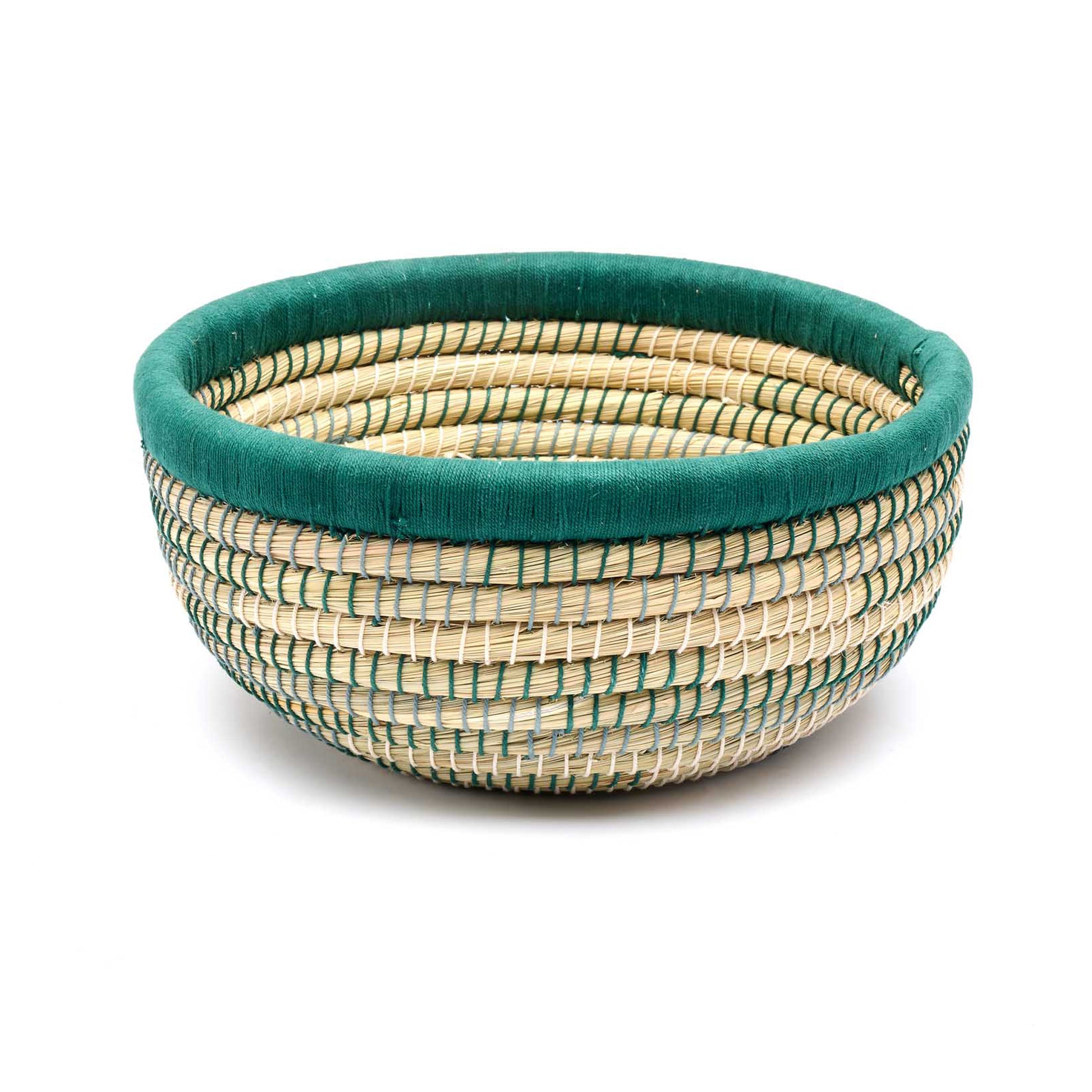 Cesto ciotola tonda in fibra naturale di kaisa intrecciata a mano con manici, realizzato da CORR in Bangladesh – artigianato equosolidale