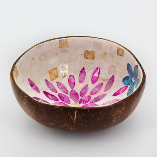 ciotola in cocco decorata a mano con disegno  fiore a mosaico. un idea regalo solidale dal Vietnam