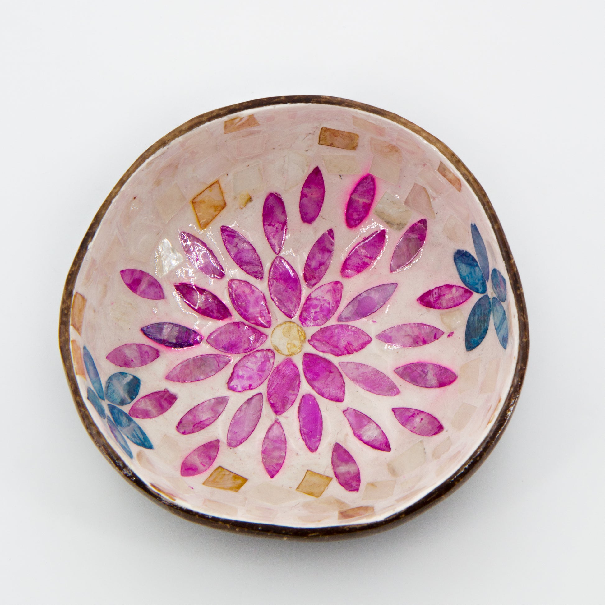 Interno ciotola in cocco decorata a mano con disegno  fiore a mosaico. un idea regalo solidale dal Vietnam