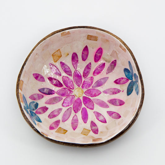 Interno ciotola in cocco decorata a mano con disegno  fiore a mosaico. un idea regalo solidale dal Vietnam
