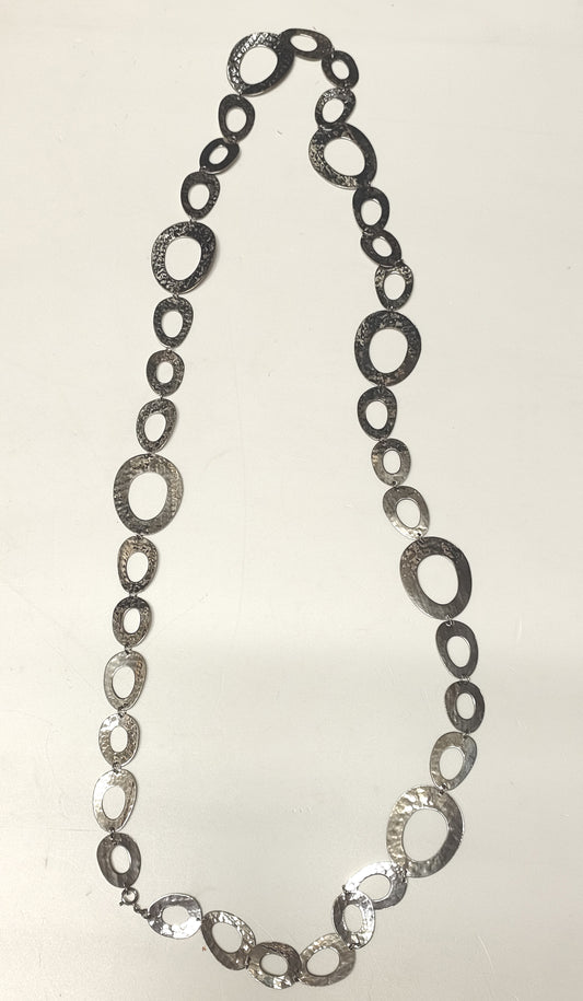 Collana cesellata con anelli, versione lunga, prodotta in Cambogia. Equosolidale