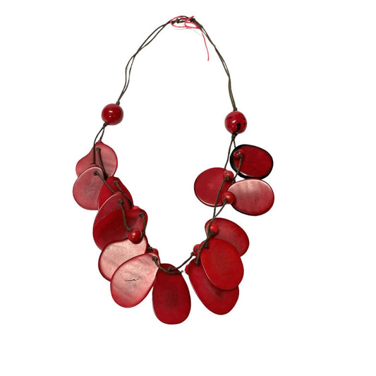 gioiello solidale la collana in tagua rossa dalla Colombia