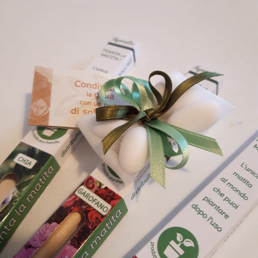 Particolare di Bomboniera solidale matita che germoglia per battesimo, comunione, cresima