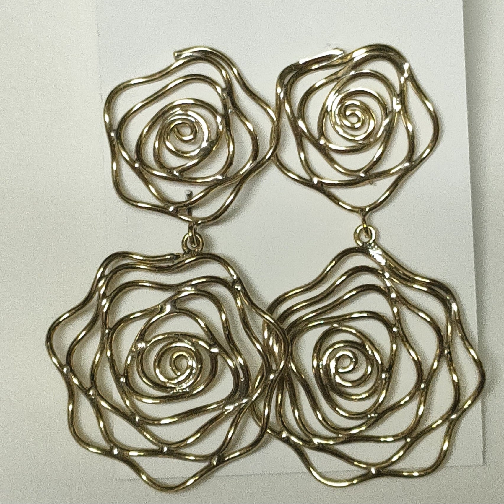 orecchini in ottone Rose dalla Cambogia gioiello solidale