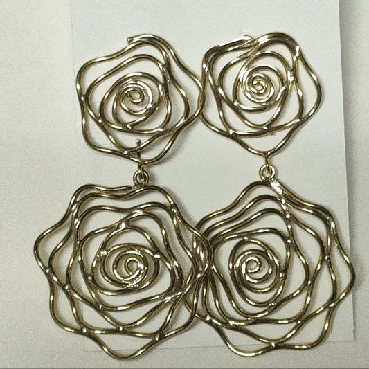 orecchini in ottone Rose dalla Cambogia gioiello solidale