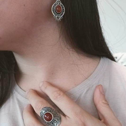 ANELLO SUNDARA, OTTONE PLACCATO ARGENTO, ONICE ROSSA  | HUBM341133163201