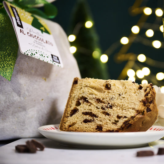 panettone con gocce di cioccolato commercio equosolidale Altromercato 