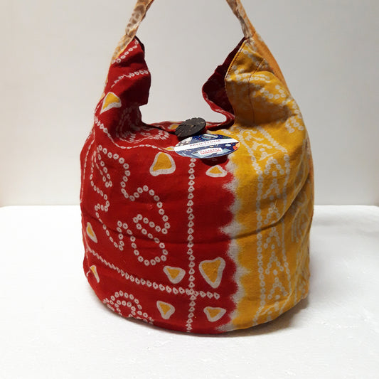 un panettone con ingredienti del commercio equosolidale confezionato in borsa di sari bengalesi