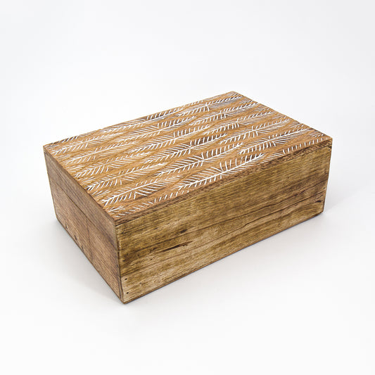 Scatola portagioie rettangolare in legno di mango, intarsio delicato da artigiani  indiani del commercio equosolidale.