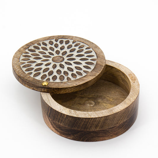 Interno della scatola portagioie rotonda in legno di mango con decori ad intarsio realizzata da artigiani indiani del commercio equosolidale
