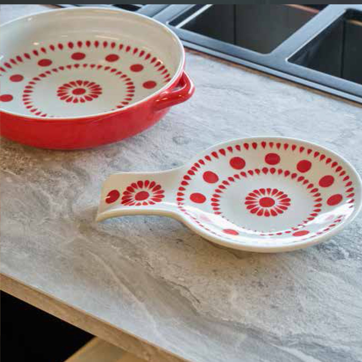 TEGLIA TONDA CON MANICI DECORI IN CERAMICA | COD 5170