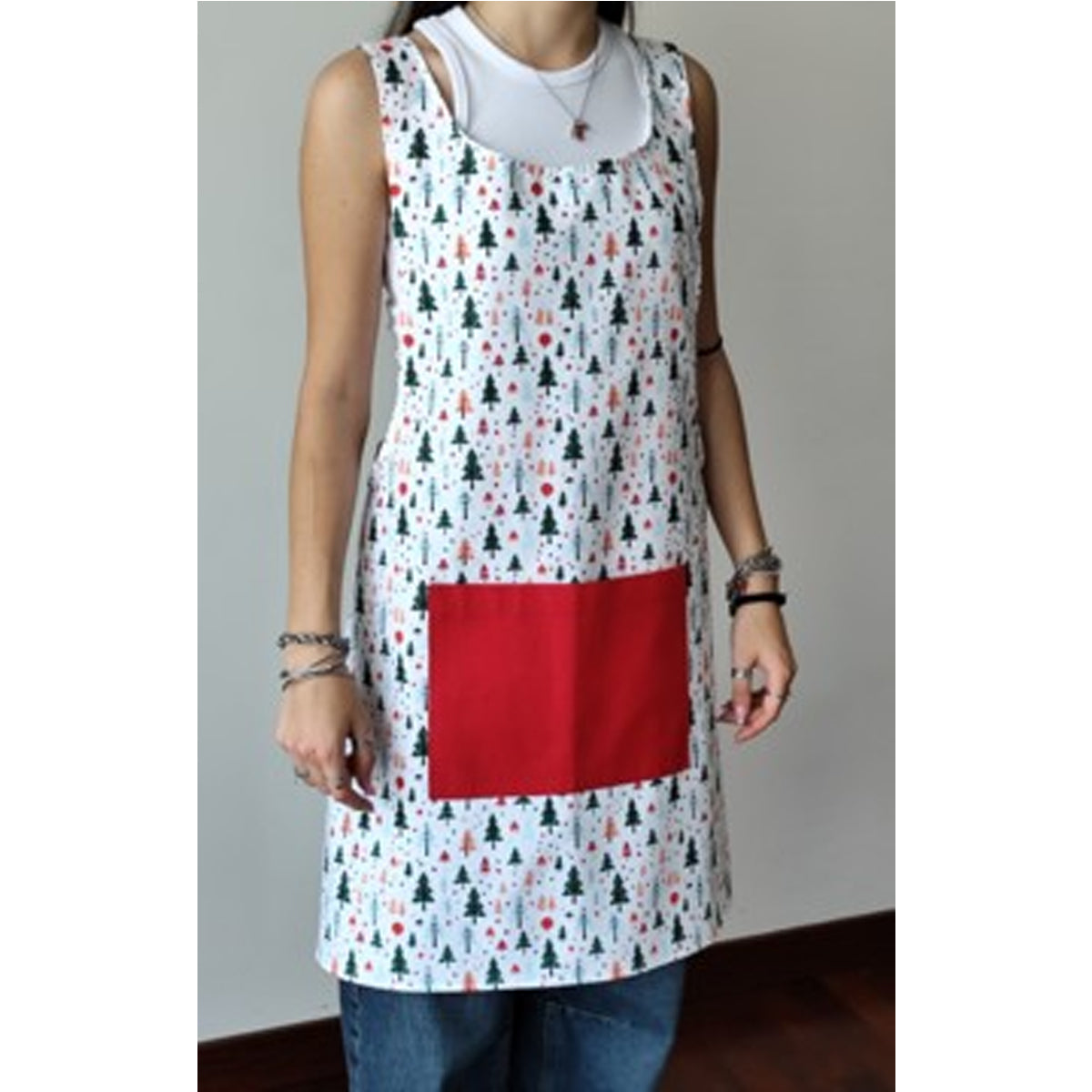 grembiule Japan in cotone con stampa natalizia di alberi stilizzati e tasca rossa – vista frontale